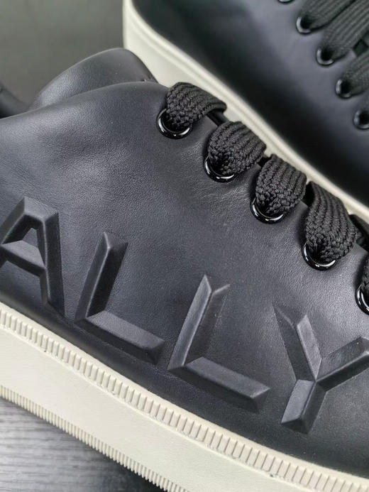 正品 BALLY 巴利春夏新款Raise男士休闲鞋 厚底款  头层牛皮 上脚舒适 
码数 39 40 40.5 41 41.5 42 42.5 43 43.5原盒包装
官网5000➕，现980包邮 商品图4