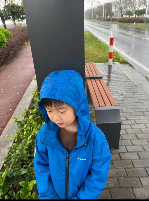 原单正品迪卡侬户外儿童防晒衣！！现货收仓！正品好货！！全部原包装原吊牌！！好穿到无法自拔好轻薄儿童款的衣服肤感没得说[赞］轻飘飘的克重毫无负担🥹不粘身！！
只有蓝色 商品图1