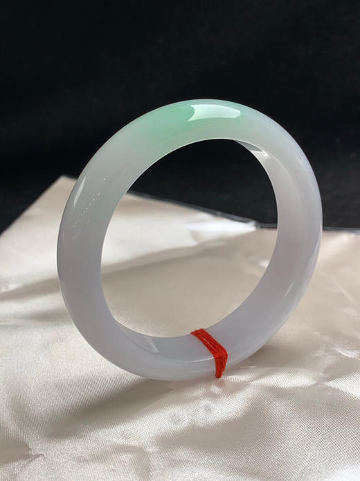 612889，57.7圈口，糯化飘甜绿正圈平安镯，底很淡的粉紫底色，宽版，种老水足底子细腻，整体非常清爽 商品图1