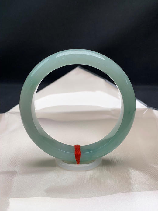 612891，57圈口，糯冰晴底正圈平安镯，浓晴绿底色，颜色漂亮，带飘花，水头好，底子细润 商品图3