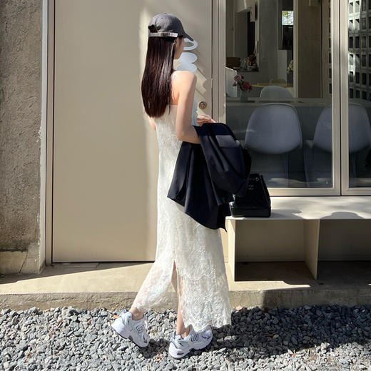 西遇蕾丝吊带连衣裙女夏季新款杏色a字法式修身v领长裙SS050647 商品图4