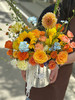 橙色系福桶 向日葵 大丽花，大飞燕，吸色康乃馨，橙色，黄色玫瑰，白色木绣球，卷边太阳花，喷泉草，篮星花，果汁泡泡。永生吊米 商品缩略图0