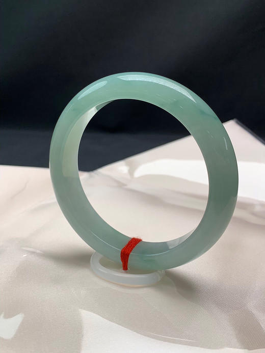 612891，57圈口，糯冰晴底正圈平安镯，浓晴绿底色，颜色漂亮，带飘花，水头好，底子细润 商品图2