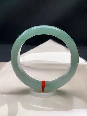 612891，57圈口，糯冰晴底正圈平安镯，浓晴绿底色，颜色漂亮，带飘花，水头好，底子细润