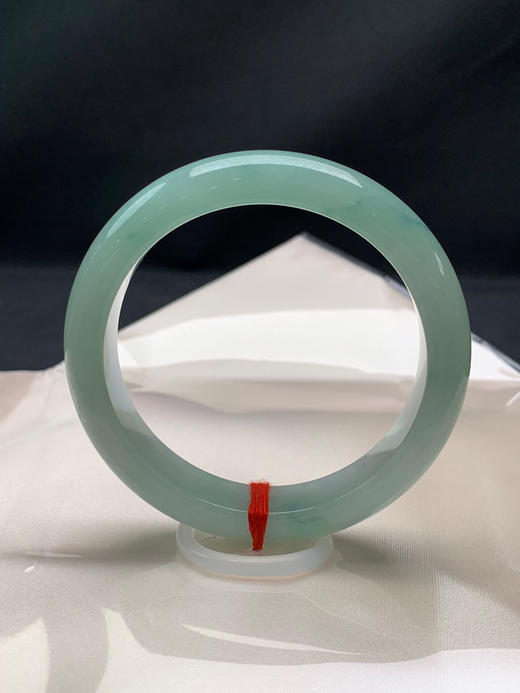 612891，57圈口，糯冰晴底正圈平安镯，浓晴绿底色，颜色漂亮，带飘花，水头好，底子细润 商品图0
