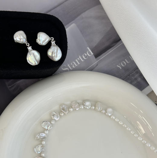 珍珠的松弛感 带给你一抹精致的放松 无核淡水珍珠 ji光 超有风格 完全靠花瓣珍珠自身的弧度凹出了项链的弧度 好赞 商品图8