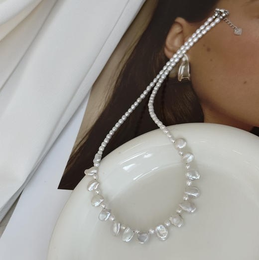 珍珠的松弛感 带给你一抹精致的放松 无核淡水珍珠 ji光 超有风格 完全靠花瓣珍珠自身的弧度凹出了项链的弧度 好赞 商品图5