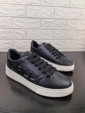 正品 BALLY 巴利春夏新款Raise男士休闲鞋 厚底款  头层牛皮 上脚舒适 
码数 39 40 40.5 41 41.5 42 42.5 43 43.5原盒包装
官网5000➕，现980包邮