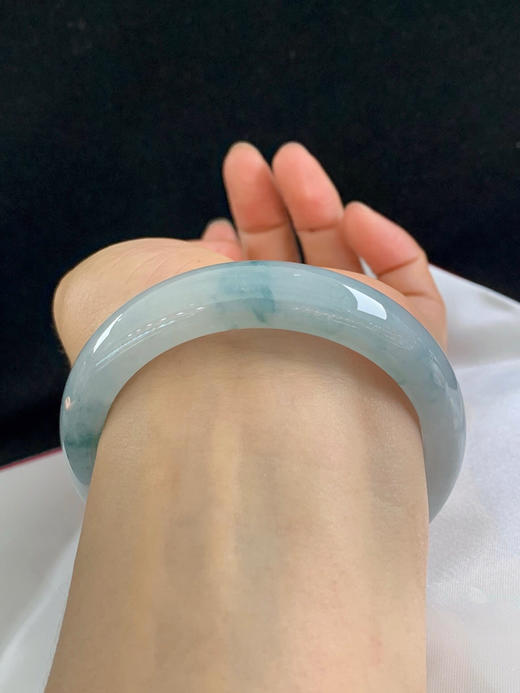 612888，57.3圈口，糯化飘花正圈平安镯，淡淡蓝底色飘蓝花，种老水足，底子细润 商品图4