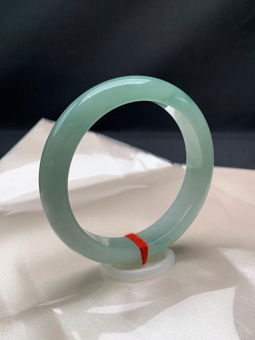 612891，57圈口，糯冰晴底正圈平安镯，浓晴绿底色，颜色漂亮，带飘花，水头好，底子细润 商品图1