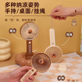 【送贴纸❗️灯光便携水豚风扇】手持出行皆可用，还能当桌面手机支架！USB充电办公室学校用静音带补光灯卡皮巴拉迷你小风扇