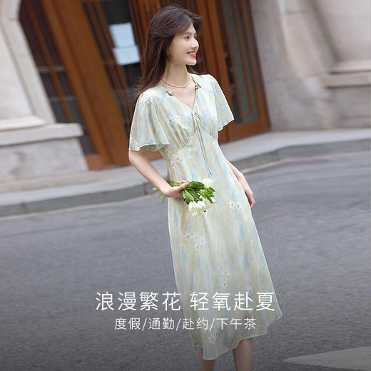 熙世界法式优雅立体花朵V领连衣裙2025夏季新款度假风茶歇裙子 商品图3