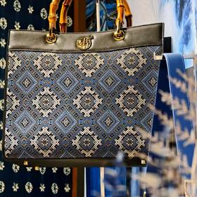 深山集市-壮锦黑色四燕花纹竹节手提大包