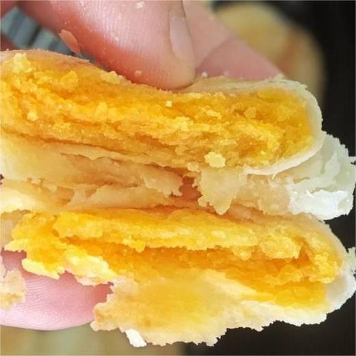 潮汕非遗蛋黄酥饼 | 精选优质小麦粉 农家土鸭蛋黄黄金配比 手工现做现发 饼皮酥软内陷丰富 商品图1