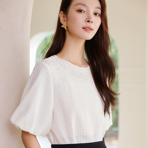 玳莎蕾丝花边圆领真丝小衫女2025夏季新款轻奢优雅泡泡缎T恤上衣  FB31105 商品图2
