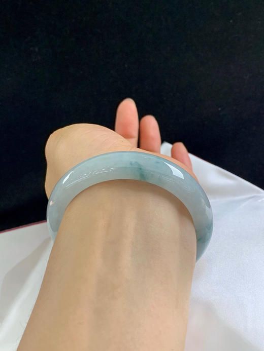 612888，57.3圈口，糯化飘花正圈平安镯，淡淡蓝底色飘蓝花，种老水足，底子细润 商品图5