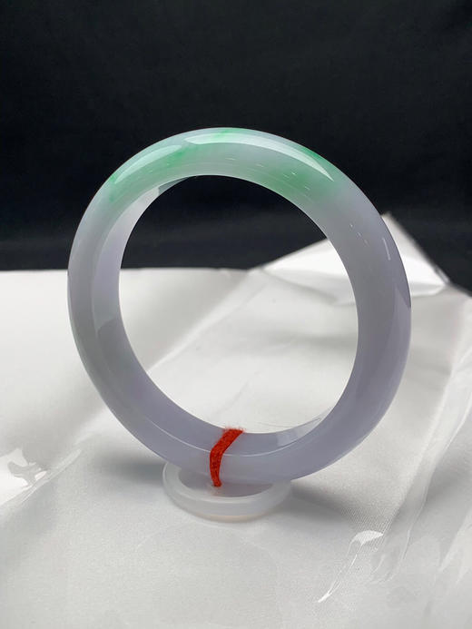 612892，57.2圈口，春彩正圈平安镯，淡紫底飘绿，底子细腻 商品图2