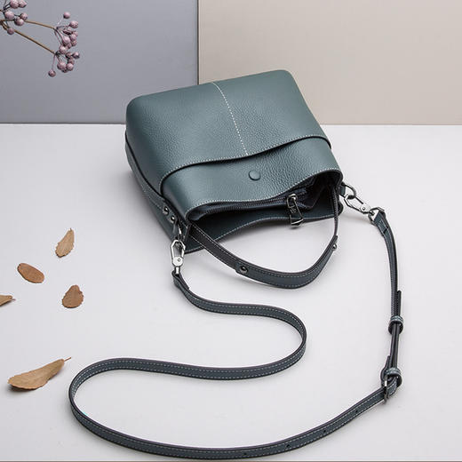 【预售3天】2025新款复古经典水桶包时尚女士包手提单肩斜挎包女7950-D 商品图2