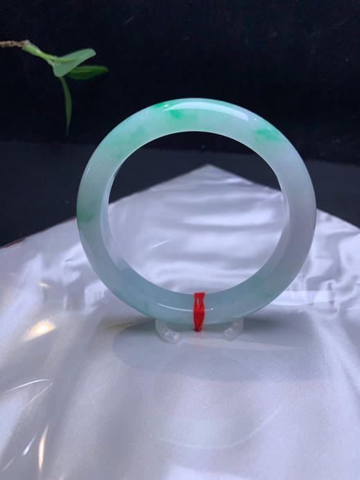 612896，56.5飘阳绿手镯，清新阳绿色，清新秀气，色甜甜的 商品图0