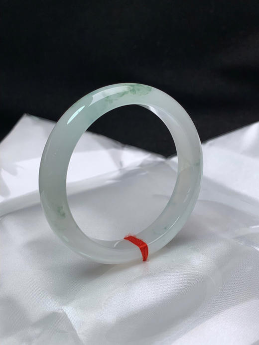 612905，52.5圈口，冰飘花正圈平安镯，白底飘蓝花，冰透有光感，清爽秀气 商品图1