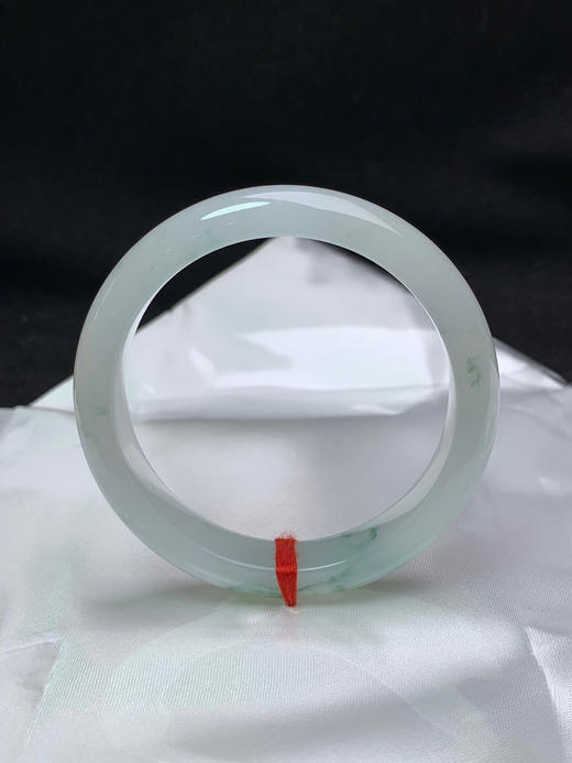 612905，52.5圈口，冰飘花正圈平安镯，白底飘蓝花，冰透有光感，清爽秀气 商品图3