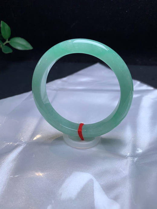 612895，52.5甜绿底手镯，整体带绿底色，小清新款，润润的，清新秀美 商品图0