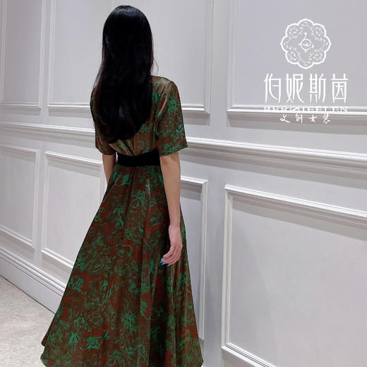 SZ2S58_庭芜绿色_连衣裙_春季_新中式方领缎面腰带收腰大摆长款_高级女装_BERNIEELEN 伯妮斯茵 商品图3