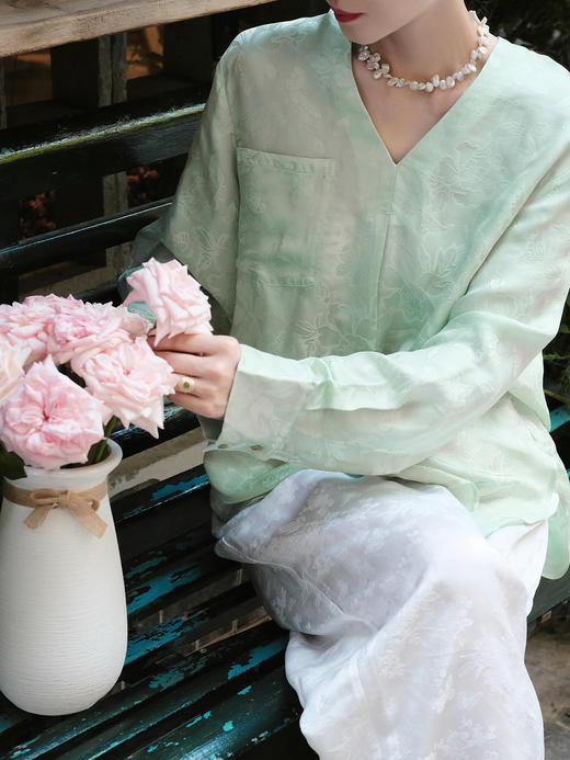 盛唐牡丹 |玉簪绿莺歌蝶舞V领上衣[特价品] 商品图0