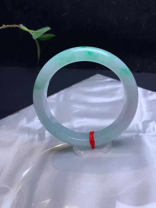 612896，56.5飘阳绿手镯，清新阳绿色，清新秀气，色甜甜的 商品图3