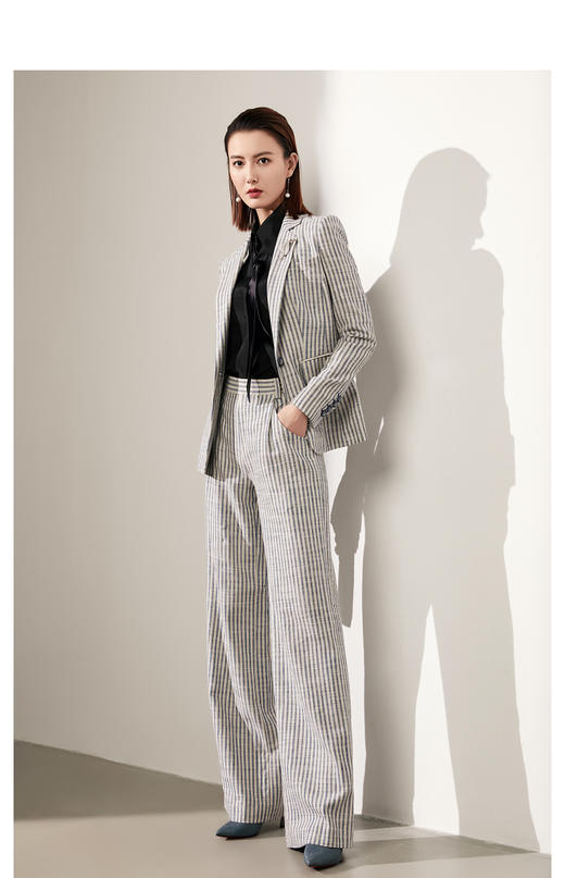 “女王的叛逆”雅痞条纹套裤 
麻料材质 意式休闲 随性不羁JG1A4236T1XCKZ颈袖添香 商品图1