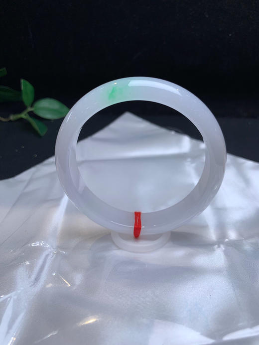 612899，57.5冰飘阳绿手镯，清新秀气的底妆 润润的，干净，特别清爽 商品图0