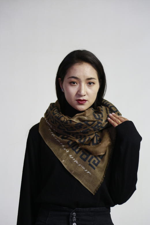 杞冠臻选 | YAKOO  牦牛绒 藏文字母款围巾 50%牦牛绒 50%羊毛 100X200cm 商品图0