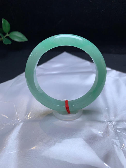 612895，52.5甜绿底手镯，整体带绿底色，小清新款，润润的，清新秀美 商品图3