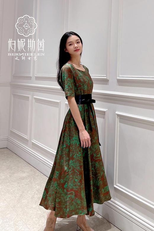 SZ2S58_庭芜绿色_连衣裙_春季_新中式方领缎面腰带收腰大摆长款_高级女装_BERNIEELEN 伯妮斯茵 商品图6
