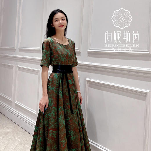 SZ2S58_庭芜绿色_连衣裙_春季_新中式方领缎面腰带收腰大摆长款_高级女装_BERNIEELEN 伯妮斯茵 商品图1