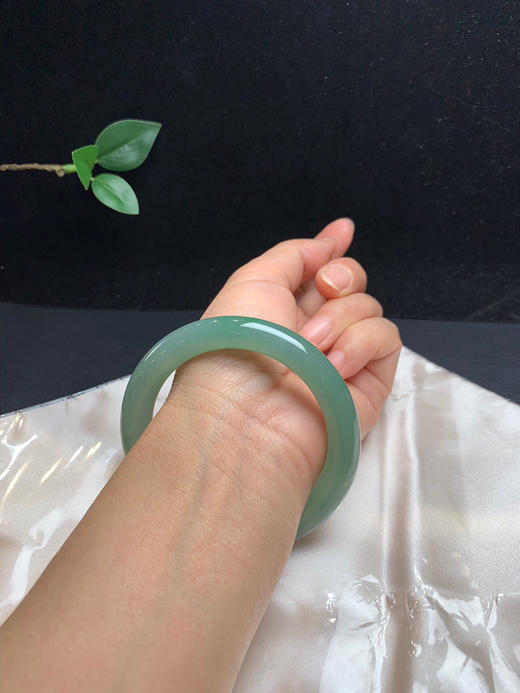 612902，57.5圆条手镯，整圈带底妆细腻均匀 肉很细 大半圈带浓绿底色，有特色 商品图5