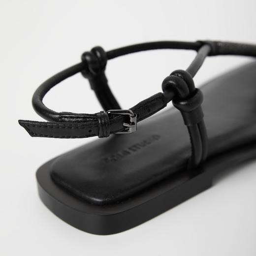 ROMI STUDIO黑色老钱羊皮革一字式扣带平底夹趾凉鞋 RWCRP32806【发货时效25天】 商品图4