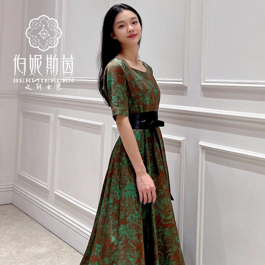 SZ2S58_庭芜绿色_连衣裙_春季_新中式方领缎面腰带收腰大摆长款_高级女装_BERNIEELEN 伯妮斯茵 商品图2