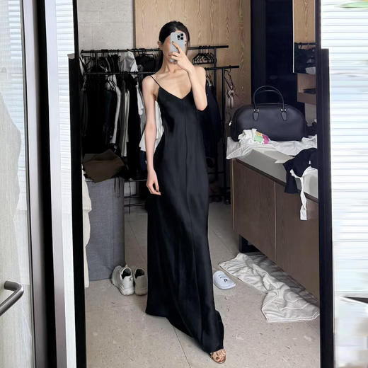 ROMI STUDIO“优雅相随”重磅醋酸光泽垂感V领吊带礼裙 RWCSLG1903 商品图0