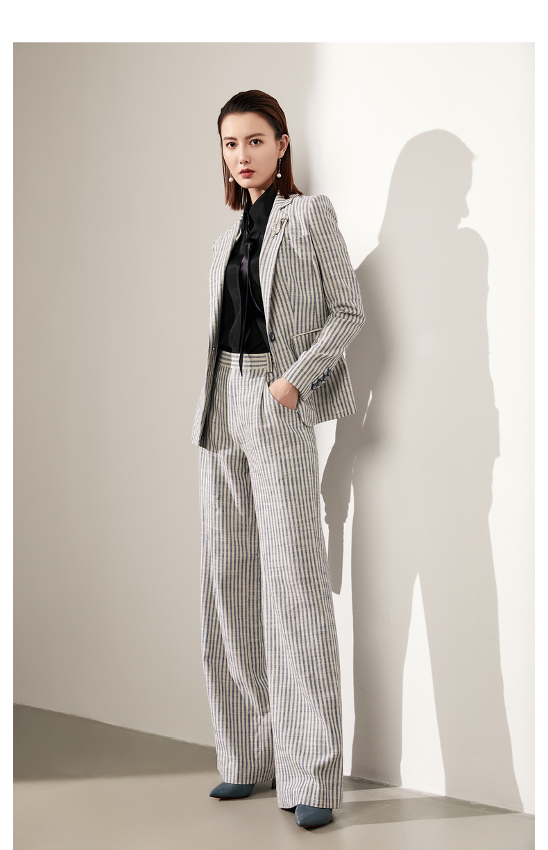 “女王的叛逆”雅痞条纹套裤 
麻料材质 意式休闲 随性不羁JG1A4236T1XCKZ颈袖添香