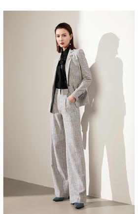 “女王的叛逆”雅痞条纹套裤 
麻料材质 意式休闲 随性不羁JG1A4236T1XCKZ颈袖添香