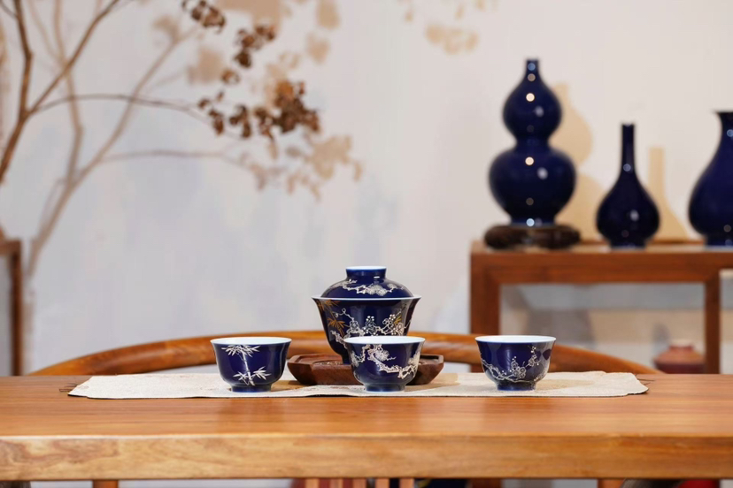 宝石蓝釉金银彩松竹梅套组，一盖碗三杯。