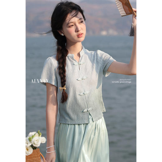 【65折秒杀】鹿向南「烟雨江南」蓝色新中式改良短袖T恤夏新款时尚气质上衣女L55508 商品图0