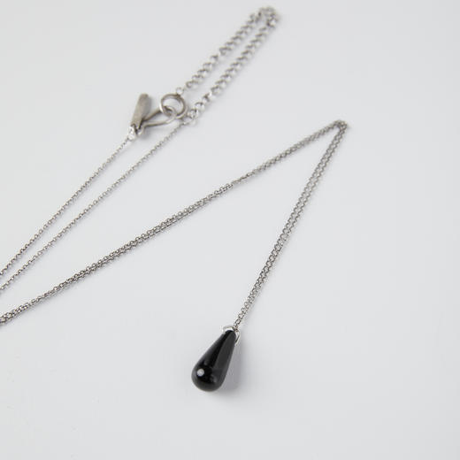 ROMI STUDIO 铜合金项链 简约黑色水滴形吊坠银链项链 RWCRP33149 商品图3