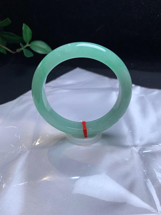 612895，52.5甜绿底手镯，整体带绿底色，小清新款，润润的，清新秀美 商品图1