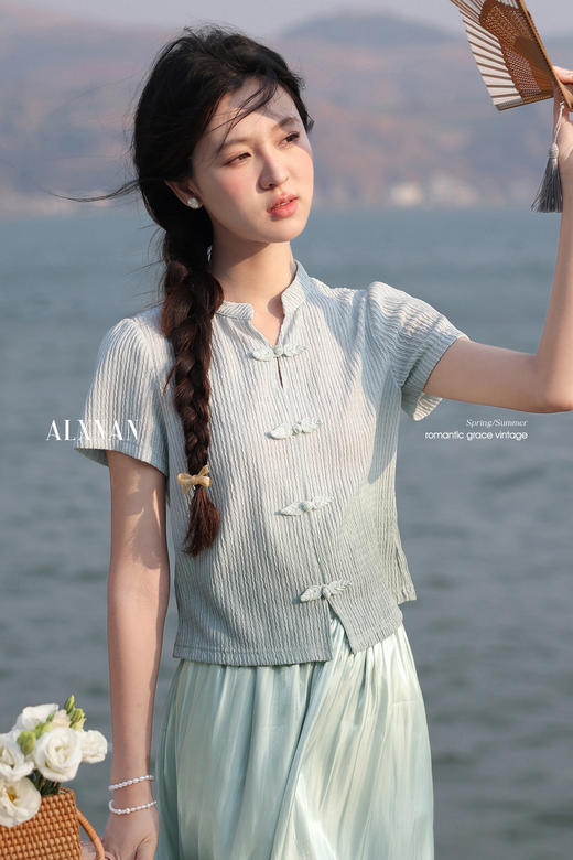 【65折秒杀】鹿向南「烟雨江南」蓝色新中式改良短袖T恤夏新款时尚气质上衣女L55508 商品图5