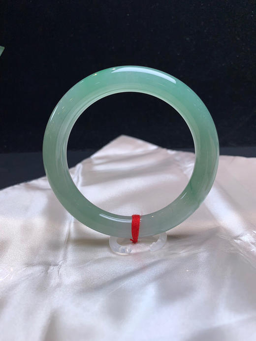 612902，57.5圆条手镯，整圈带底妆细腻均匀 肉很细 大半圈带浓绿底色，有特色 商品图0