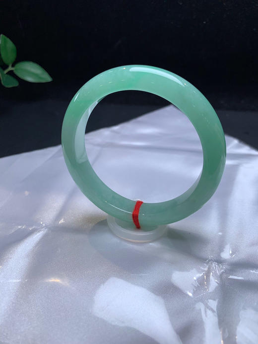 612895，52.5甜绿底手镯，整体带绿底色，小清新款，润润的，清新秀美 商品图2