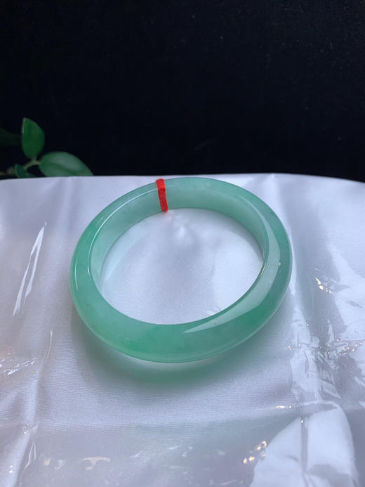 612895，52.5甜绿底手镯，整体带绿底色，小清新款，润润的，清新秀美 商品图4