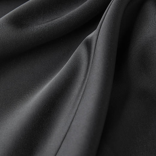 ROMI STUDIO“优雅相随”重磅醋酸光泽垂感V领吊带礼裙 RWCSLG1903 商品图4